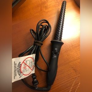 Sulta clipless curling wand with protective heat glove.